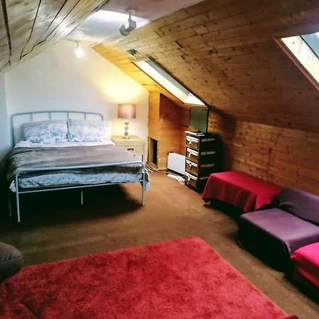 Cozy Loft In Bushey, 20 Mins By Train To Euston Londonアパートメント エクステリア 写真