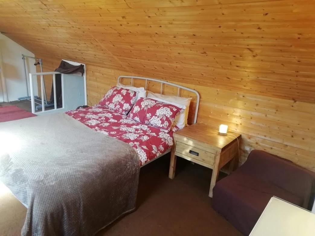 Cozy Loft In Bushey, 20 Mins By Train To Euston Londonアパートメント エクステリア 写真
