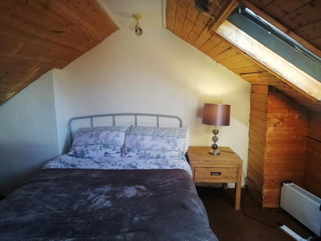 Cozy Loft In Bushey, 20 Mins By Train To Euston Londonアパートメント エクステリア 写真