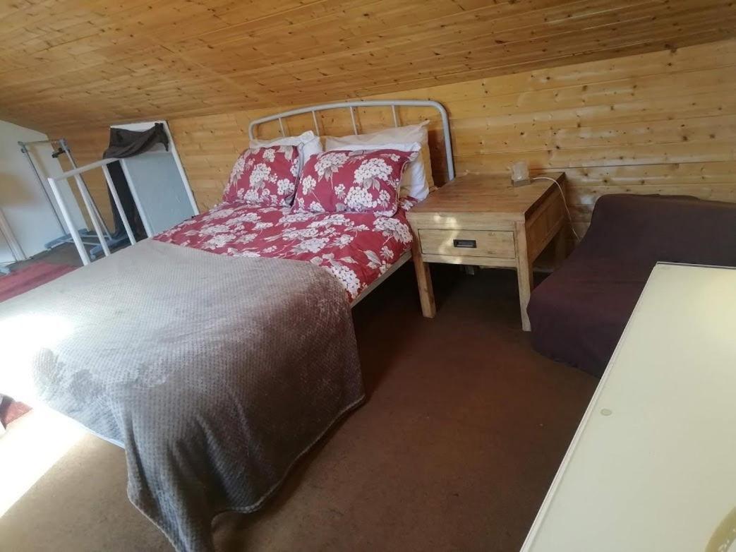 Cozy Loft In Bushey, 20 Mins By Train To Euston Londonアパートメント エクステリア 写真