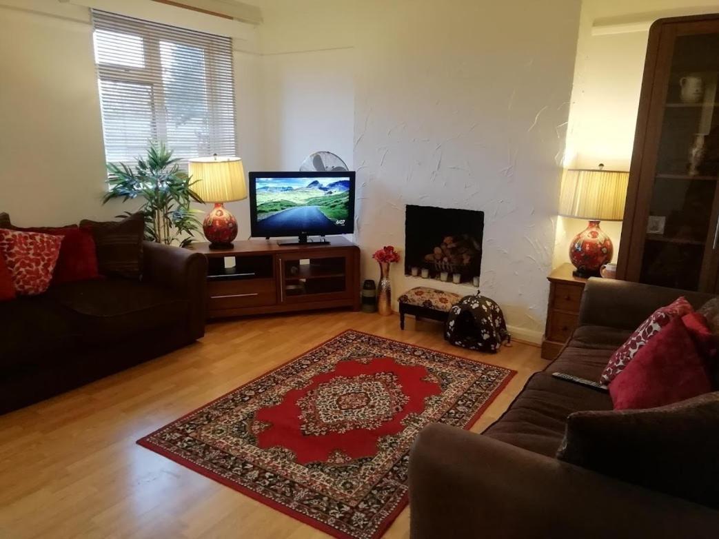 Cozy Loft In Bushey, 20 Mins By Train To Euston Londonアパートメント エクステリア 写真