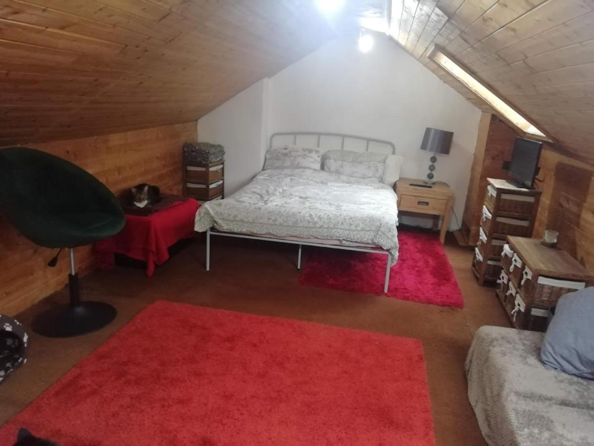 Cozy Loft In Bushey, 20 Mins By Train To Euston Londonアパートメント エクステリア 写真